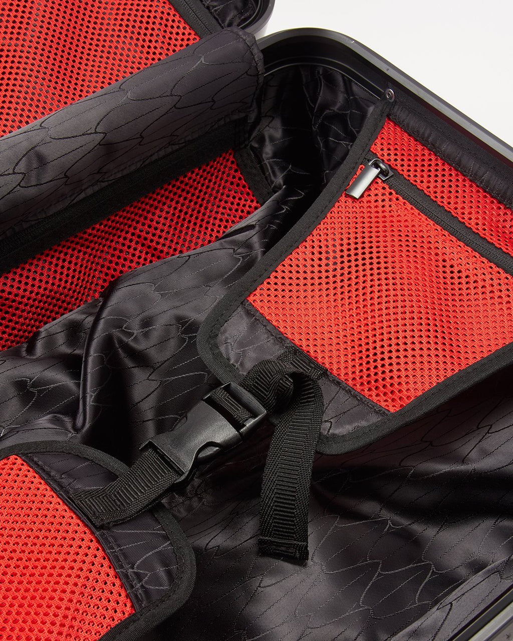 SHARKITECTURE MOLDED 22ƒ?� CARRY-ON LUGGAGE